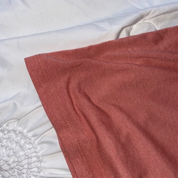 Salmon colored t-shirt with front pocket - Picture 2 of 4